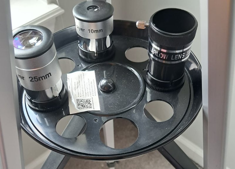 The Gskyer 70mm eyepiece kit — 25mm and 10mm eyepieces and 3x Barlow lens laid out on the tripod's accessory tray